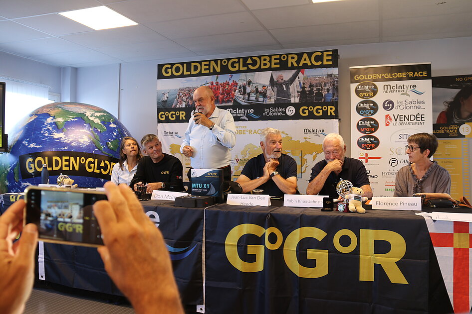 Les organisateurs de la Golden Globe Race en présence de Florence Pineau, conseillère départementale, et de Jean-Luc Van Den Heede, vainqueur en 2018 et recordman de l'épreuve, ainsi que Robin Knox-Johnston, vainqueur de la première édition en 1968, lors de la conférence de presse de l'édition 2026