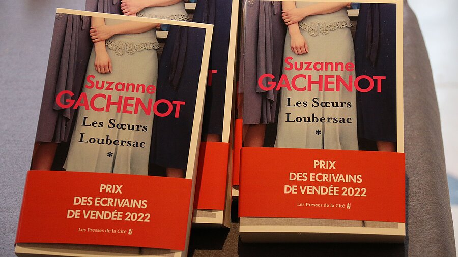Le livre "Les Sœurs Loubersac" qui a remporté un prix littéraire de la part de la Société des écrivains de Vendée Visuel d'un livre ayant remporté le prix littéraire de la Société des écrivains de Vendée. Le livre est de Suzanne Gachenot et s'intitule "Les Sœurs Loubersac".
