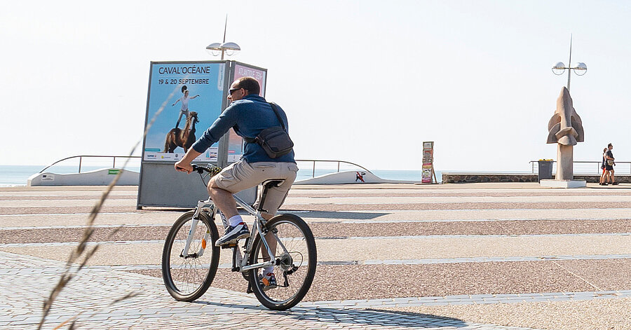 Photographie d'un homme à vélo