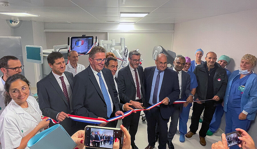 inauguration robot chirurgical du CHD Coupage de ruban devant le robot chirurgical du CHD par les élus