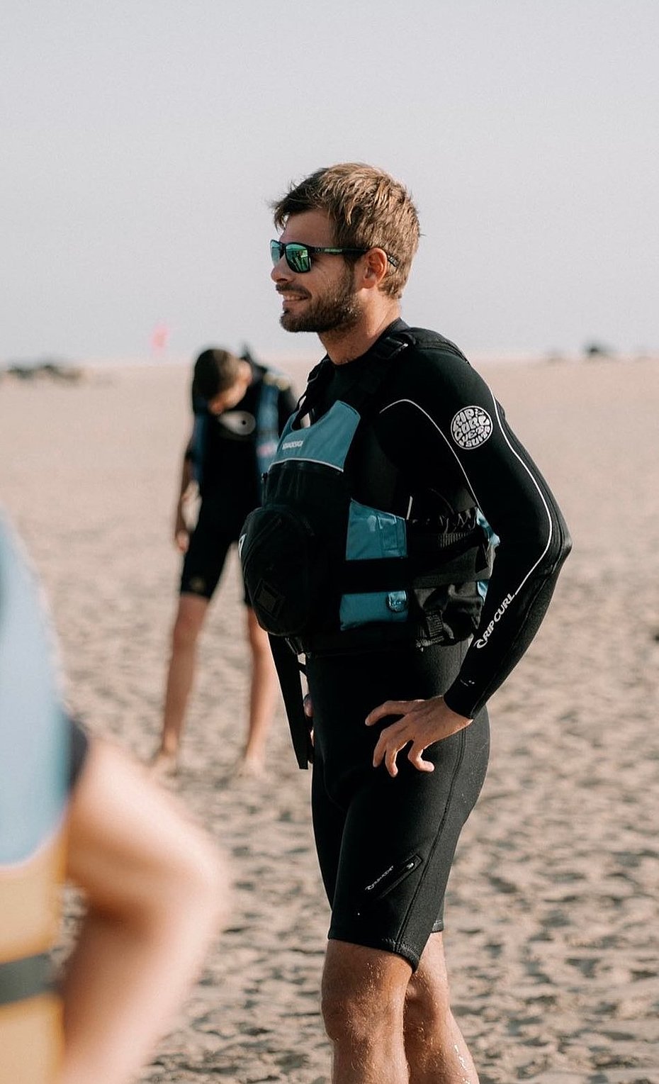 Un sportif se tenant sur la plage