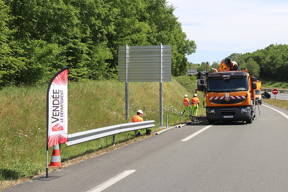 Des agents départementaux retirent des glissières de sécurité à Aizenay