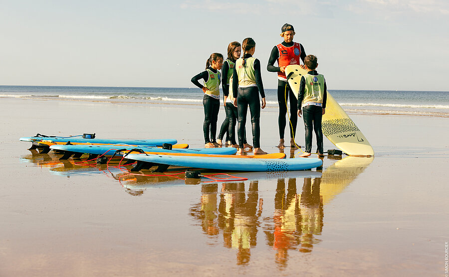 Des jeunes pratiquants avec leur professeur de surf en pleine session sur le littoral vendéen Des jeunes pratiquants avec leur professeur de surf en pleine session sur le littoral vendéen