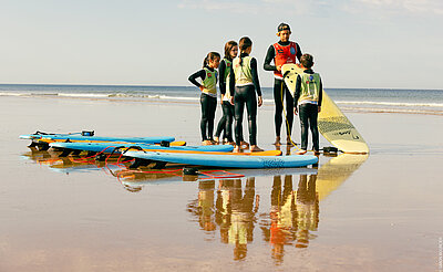 Des jeunes pratiquants avec leur professeur de surf en pleine session sur le littoral vendéen Des jeunes pratiquants avec leur professeur de surf en pleine session sur le littoral vendéen