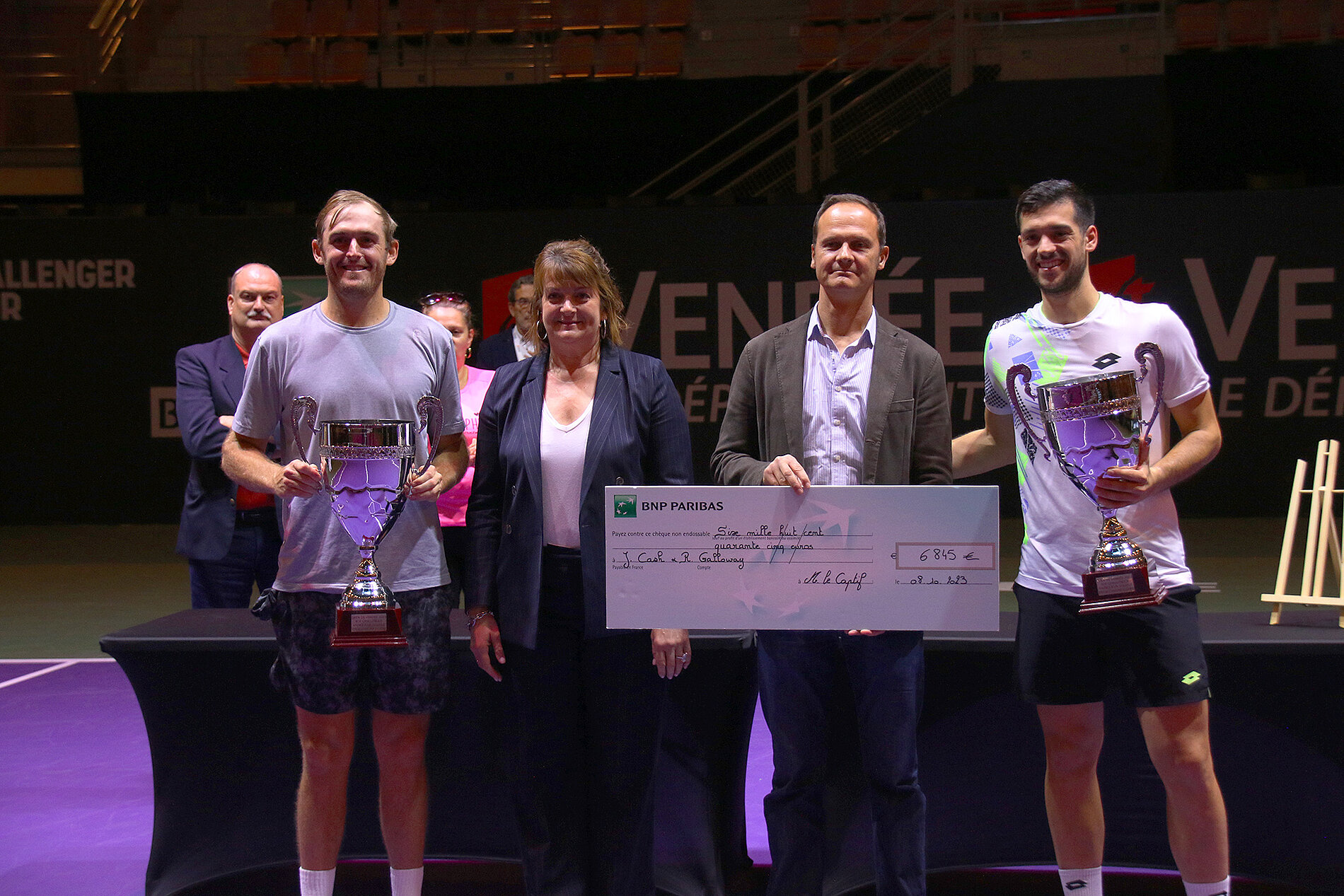 La paire gagnante L'Américain Robert Galloway et l'Anglais Julian Cash récompensés par Bérangère Soulard, présidente de la commission Sport au Département de la Vendée.