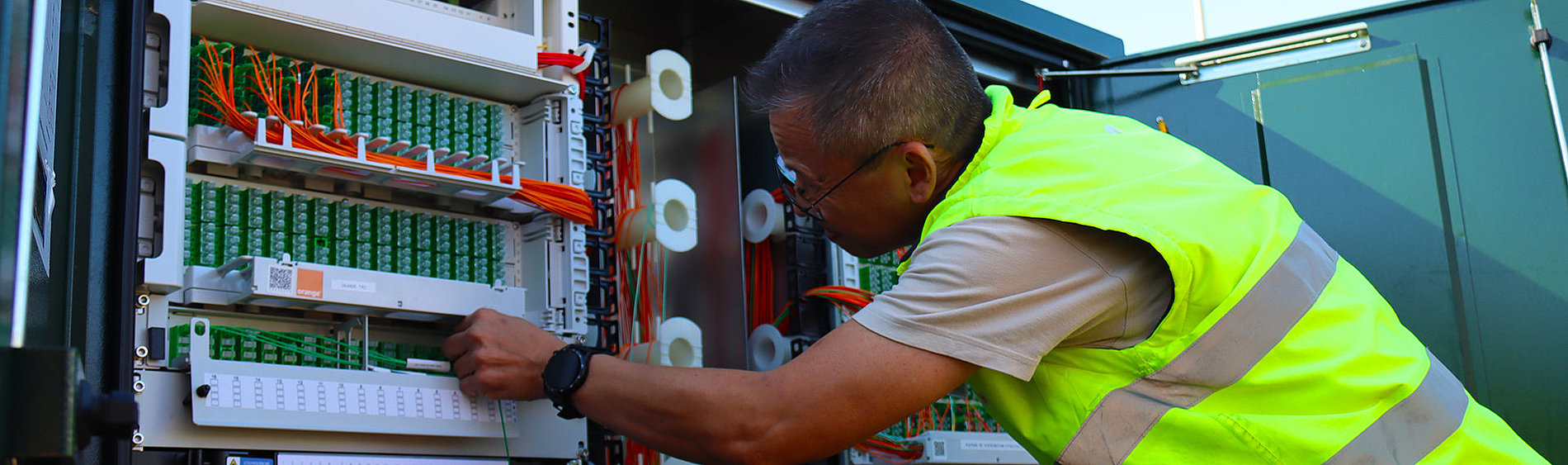 Un homme réalisant des branchements de fibre optique