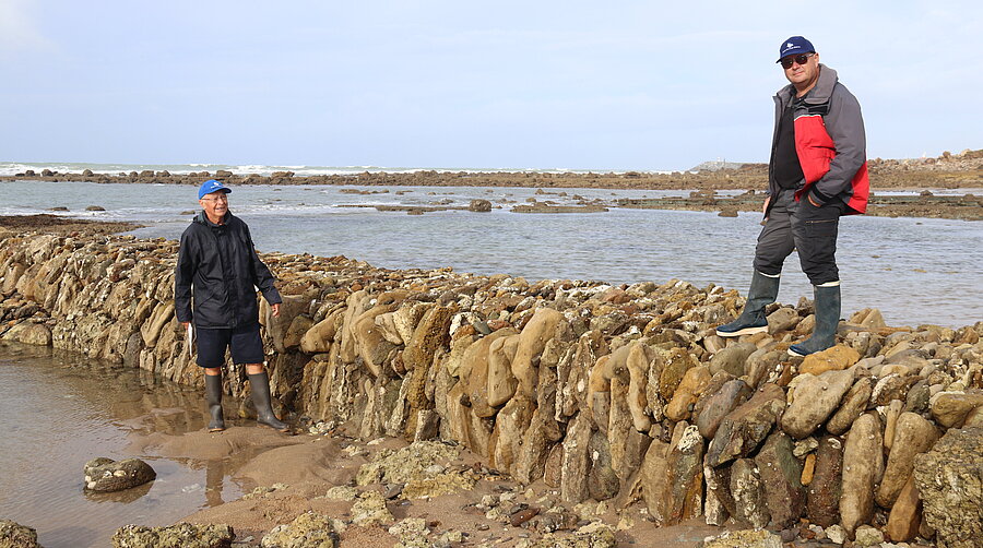 Didier Neau et Jack Guichard, au dessus et à côté d'un des murs de la pêcherie