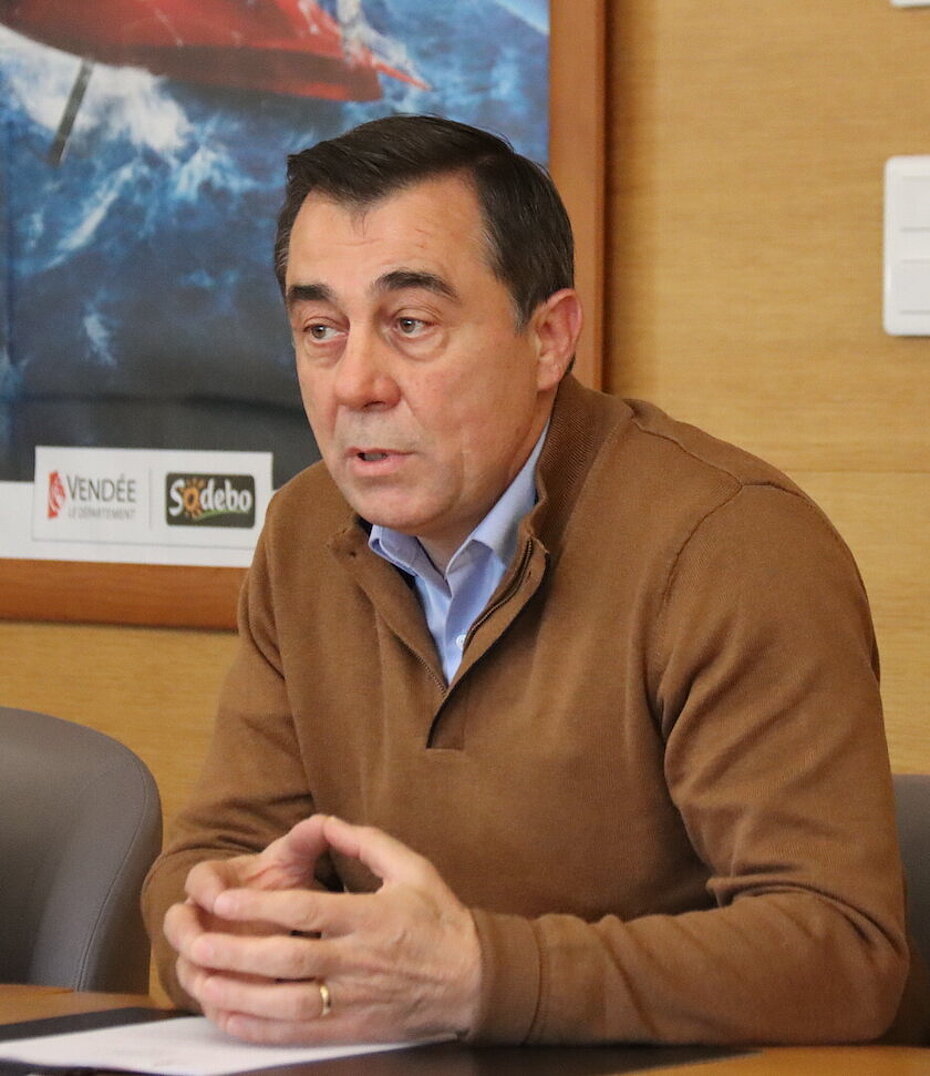 Photographie d'Alain Leboeuf, président du Conseil départemental, lors de la conférence de presse portant sur le sujet "Vélo travail" en Vendée.
