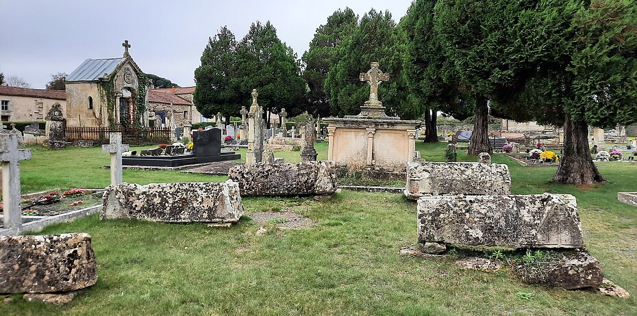 Au coeur du cimetière de La Chapelle-Thémer, les cinq tombeaux dits des seigneurs de Bodet datent des XIIe et XIIIe siècles. Au coeur du cimetière de La Chapelle-Thémer, les cinq tombeaux dits des seigneurs de Bodet datent des XIIe et XIIIe siècles.