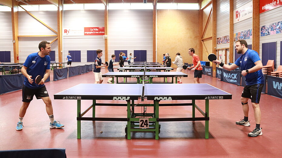 Plusieurs membres du club du Racketlon Yonnais pendant leur entraînement
