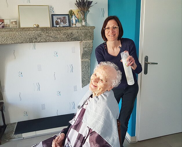 Jeanne Ovial et sa coiffeuse qui lui rend visite deux fois par mois.
