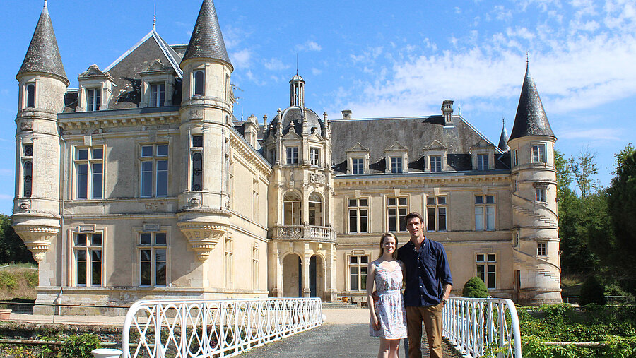 Erin et Jean-Baptiste Gois devant le château de Bourneau, en Vendée (CDR) Erin et Jean-Baptiste Gois devant le château de Bourneau, en Vendée (CDR)