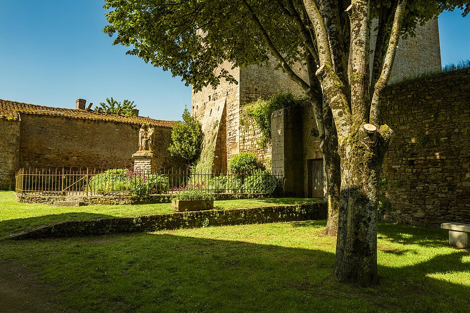 Le donjon de Bazoges-en-Pareds et son jardin