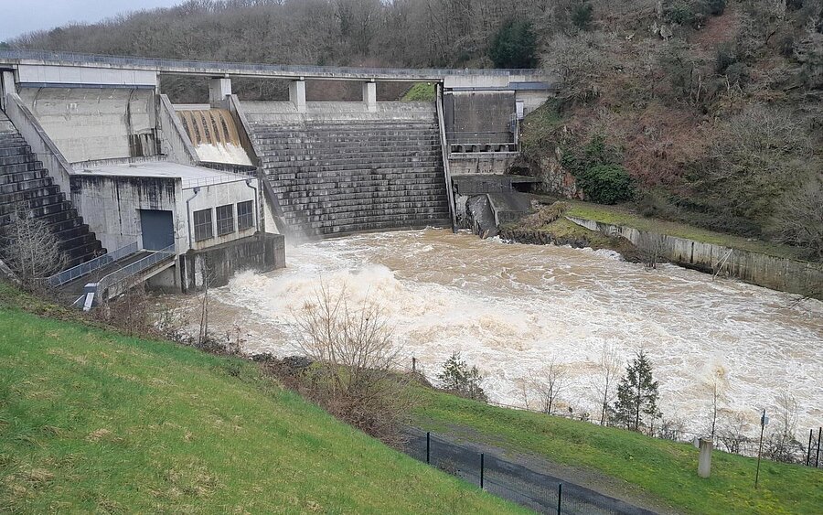 Un lâcher d'eau au barrage de Mervent Un lâcher d'eau au barrage de Mervent