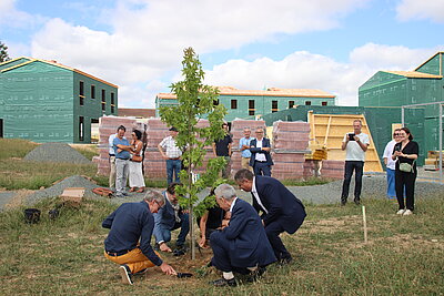 Plantation du premier arbre - Village d'Enfants et d'Adolescents de Sèvremont Plantation du premier arbre - Village d'Enfants et d'Adolescents de Sèvremont