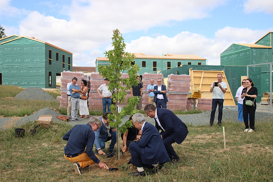 Plantation du premier arbre - Village d'Enfants et d'Adolescents de Sèvremont Plantation du premier arbre - Village d'Enfants et d'Adolescents de Sèvremont