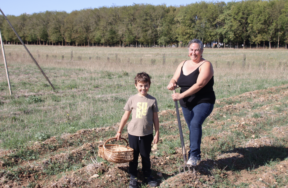 Ingrid Billaud et son fils dans son champ en septembre
