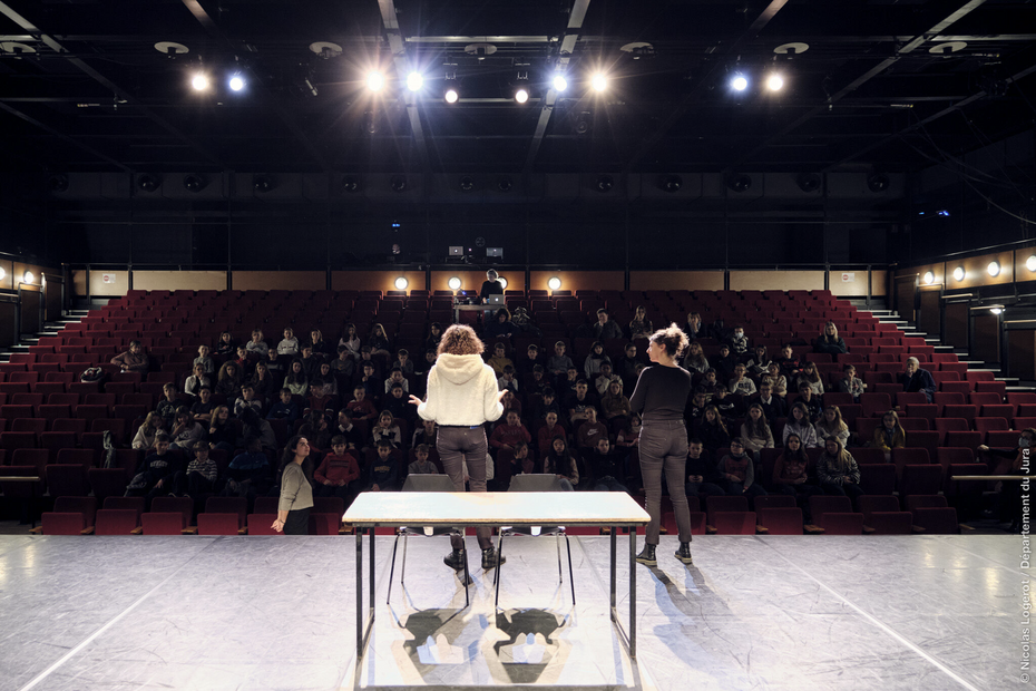 1 600 élèves vendéens vont découvrir la pièce de théâtre "Ceci n’est pas de l’amour", mise en scène et interprétée par la Colonie Bakakaï. 1 600 élèves vendéens vont découvrir la pièce de théâtre "Ceci n’est pas de l’amour", mise en scène et interprétée par la Colonie Bakakaï.