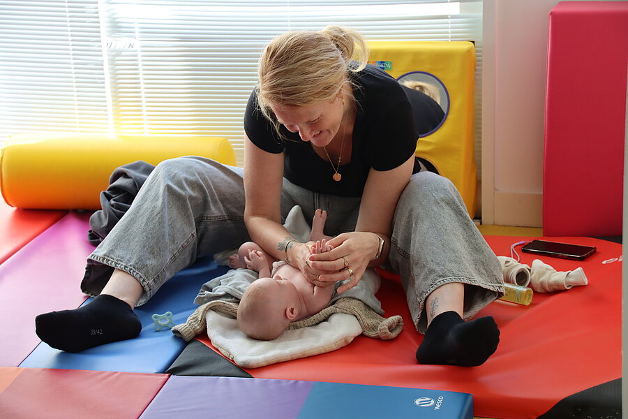 Marie et son fils Gabin lors de l'atelier massage pour bébé. Marie et son fils Gabin lors de l'atelier massage pour bébé.