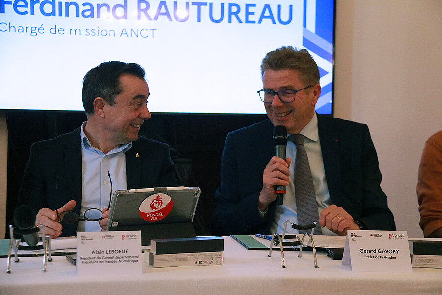 Gérard Gavory, préfet de la Vendée, et Alain Leboeuf, président du Conseil départemental, lors de la signature de la feuille de route en faveur de l'inclusion numérique Gérard Gavory, préfet de la Vendée, et Alain Leboeuf, Président du Conseil départemental, lors de la signature de la feuille de route en faveur de l'inclusion numérique
