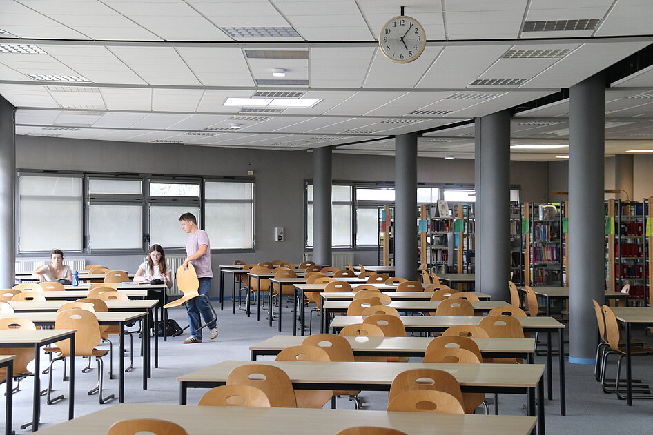 La bibliothèque universitaire du campus de La Roche-sur-Yon La bibliothèque universitaire du campus de La Roche-sur-Yon