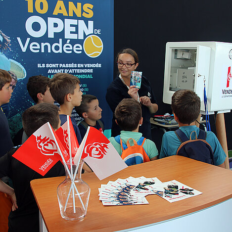 Les enfants découvrent leur photo au photobooth du Département