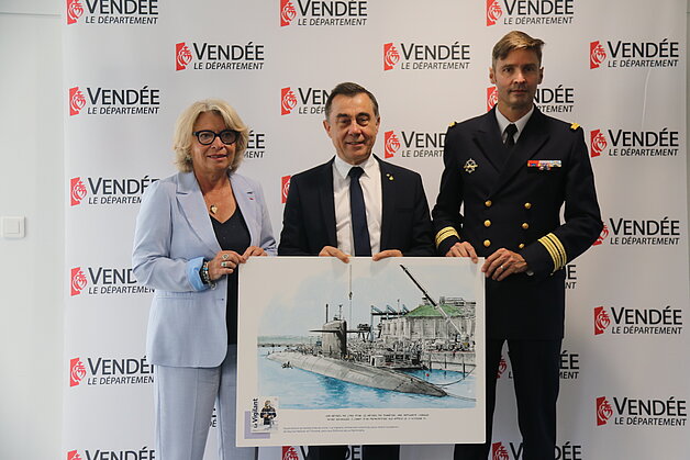 Alain Leboeuf, président du Département de la Vendée, avec Isabelle Rivière, vice-présidente et marraine du SNLE Le Vigilant, et le capitaine de vaisseau commandant l’équipage bleu du SNLE Le Vigilant Alain Leboeuf, président du Département de la Vendée, avec Isabelle Rivière, vice-présidente et marraine du SNLE Le Vigilant, et le capitaine de vaisseau commandant l’équipage bleu du SNLE Le Vigilant