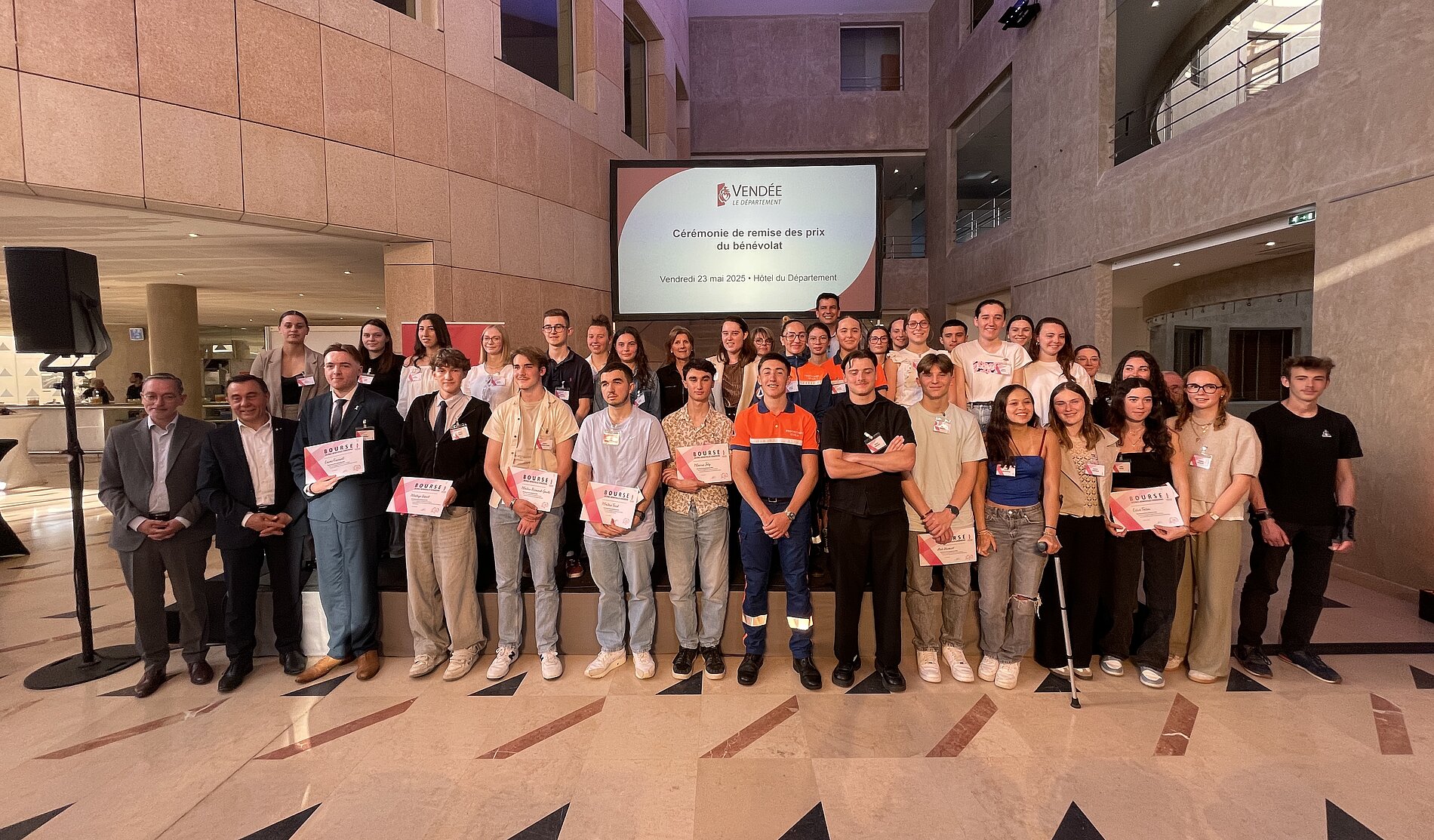 La cérémonie de remise des prix qui vient récompenser l'engagement de jeunes vendéens de 16 à 25 ans auprès d'associations La cérémonie de remise des prix qui vient récompenser l'engagement de jeunes vendéens de 16 à 25 ans auprès d'associations