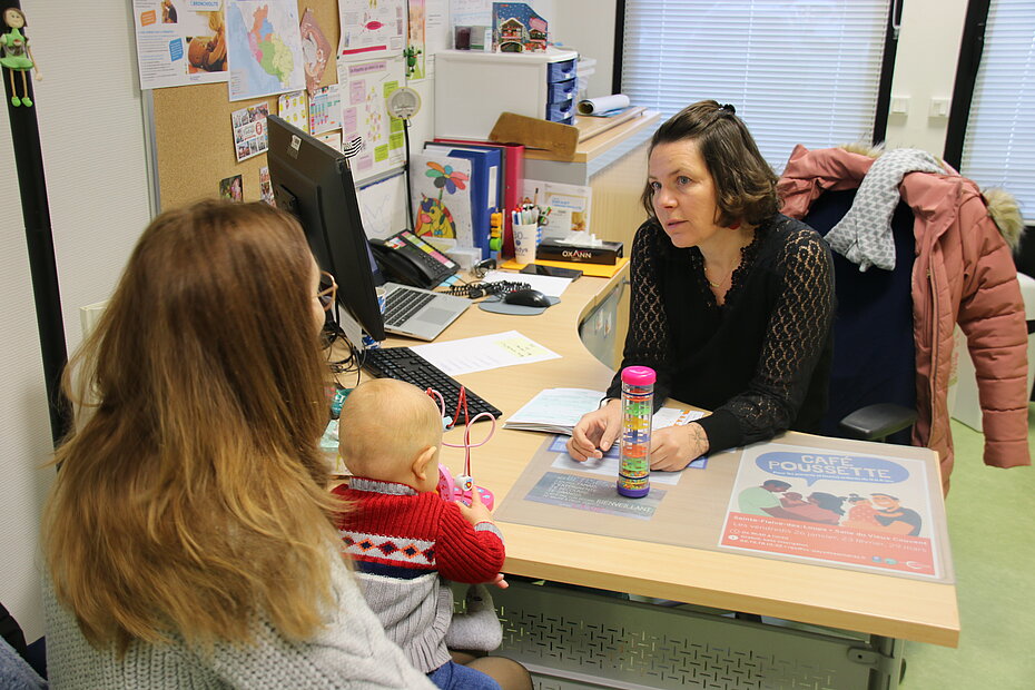 Une jeune maman reçoit des conseils d'une puéricultrice de la PMI.